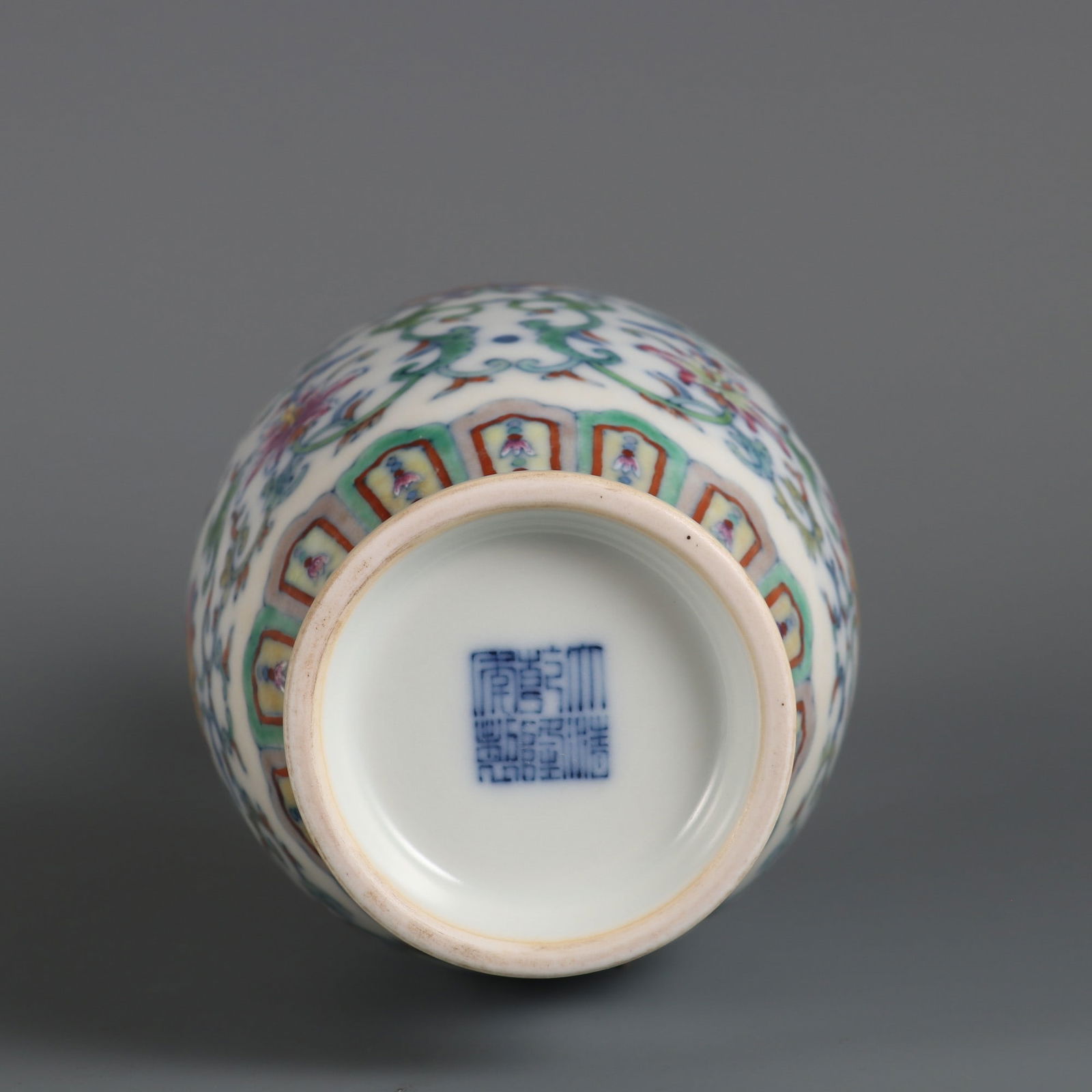 An Exquisite Doucai Lotus Pattern Vase - 9