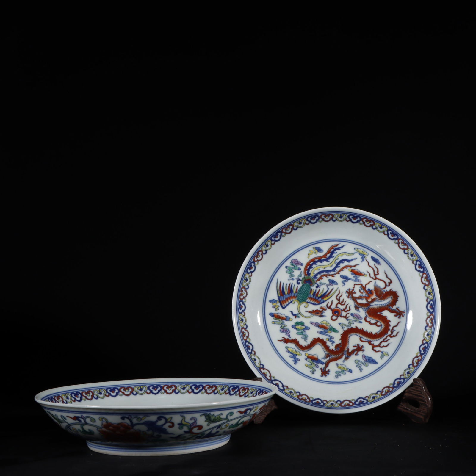 A Pair of Exquisite Doucai Dragon and Phoenix Pattern Lotus Pattern Plate: A Pair of Exquisite Doucai Dragon and Phoenix Pattern Lotus Pattern Plate Qing Dynasty, China Yongzheng Six-character Mark Size:3.8cmx18.3cm (The Dimensions Of All Batches Are Manually Measured.If