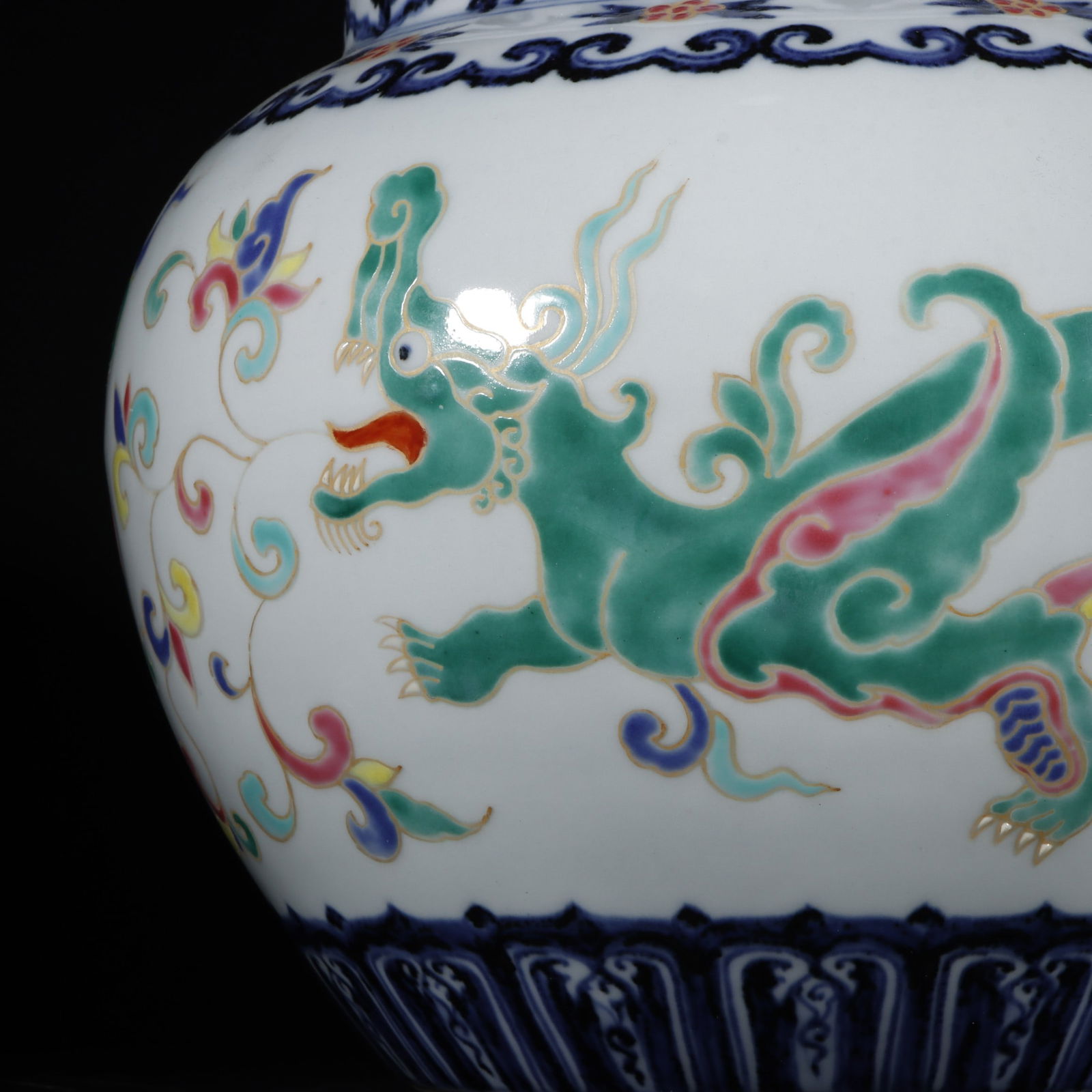 An Exquisite Wucai Dragon Pattern Jar - 2