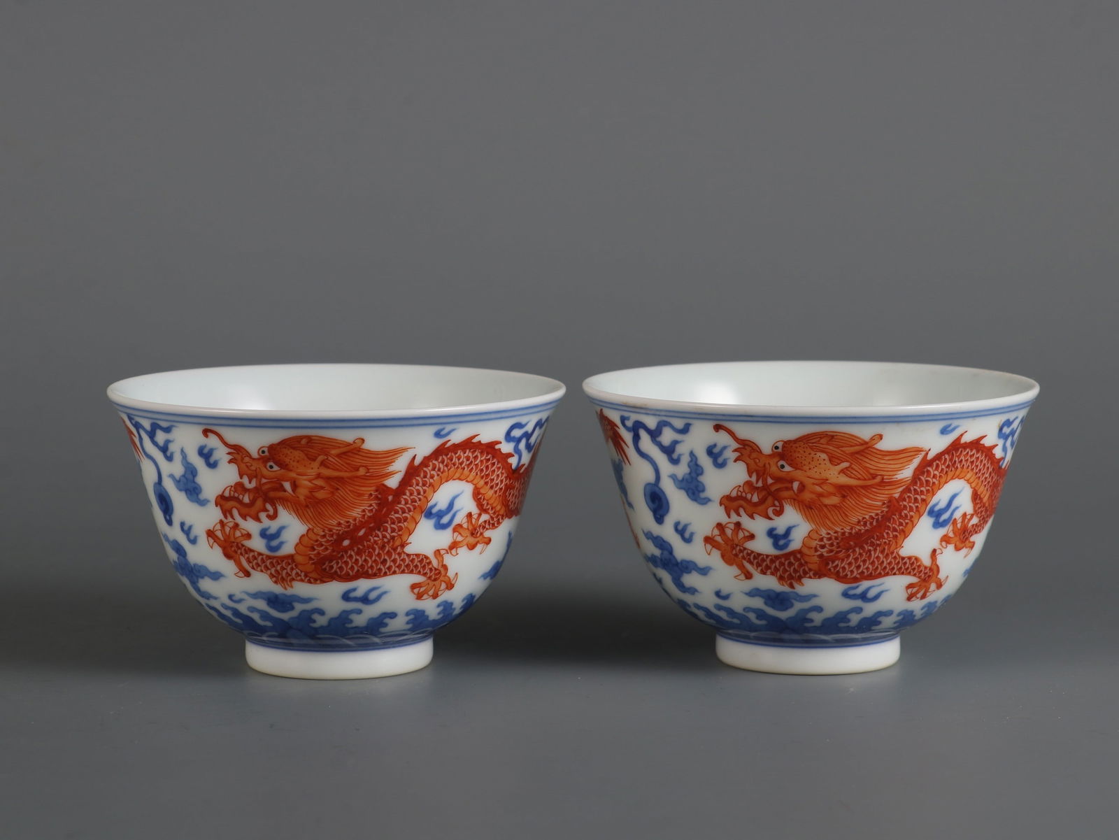 A Pair of Exquisite Blue and White Iron-Red Seawater Pattern Dragon Pattern Cup: A Pair of Exquisite Blue and White Iron-Red Seawater Pattern Dragon Pattern Cup Qing Dynasty, China Size:5.5cmx8.5cm (The Dimensions Of All Batches Are Manually Measured.If You Need More Detailed