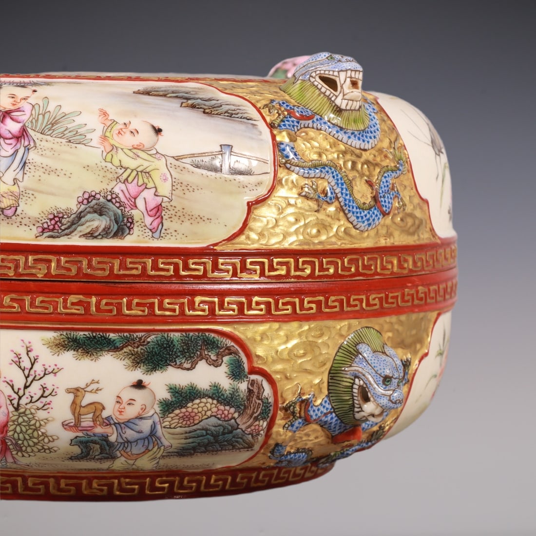 An Exquisite Enamel Character and Story Pattern Box - 3