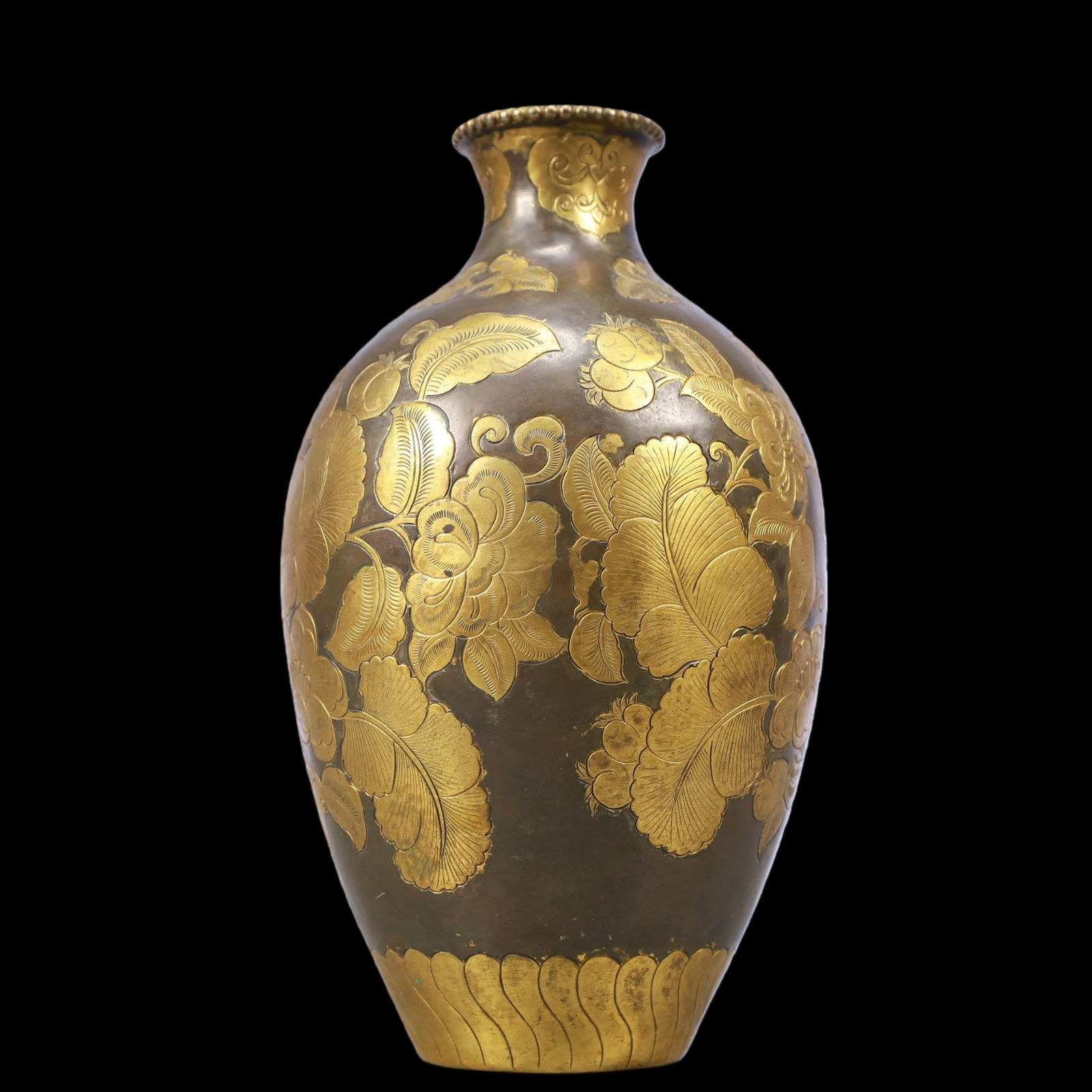 A Exquisite Gilt Bronze Flower and Fruit Pattern Vase: A Exquisite Gilt Bronze Flower and Fruit Pattern Vase Qing Dynasty, China Size:9cmx17cm Weight:400g (The Dimensions Of All Batches Are Manually Measured.If You Need More Detailed Information, Please C