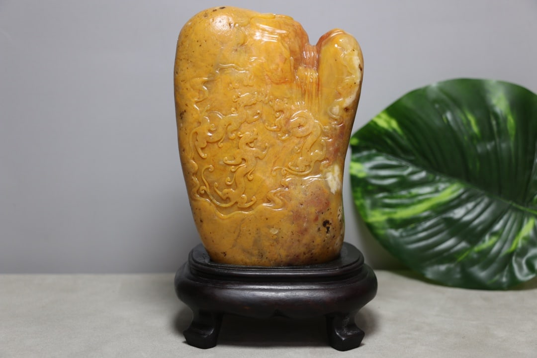 An Exquisite Tianhuang Stone Dragon Pattern Ornament: An Exquisite Tianhuang Stone Dragon Pattern Ornament Qing Dynasty, China Size:17.5cmx10cmx8cm Weight:1.45kg (The Dimensions Of All Batches Are Manually Measured.If You Need More Detailed