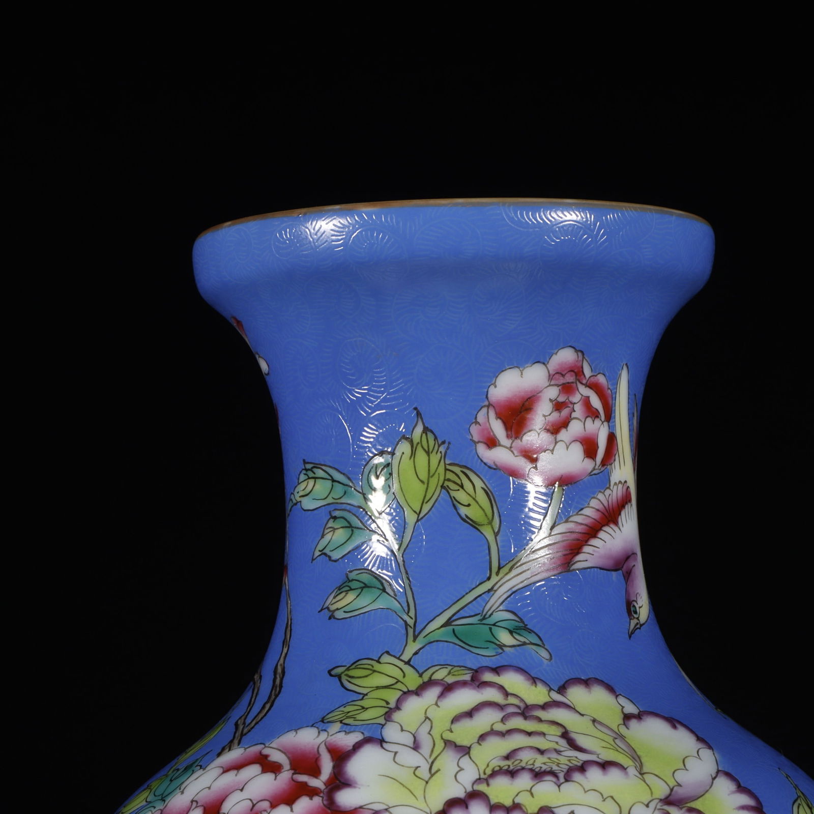 An Exquisite Enamel Flower and Bird Pattern Vase - 2