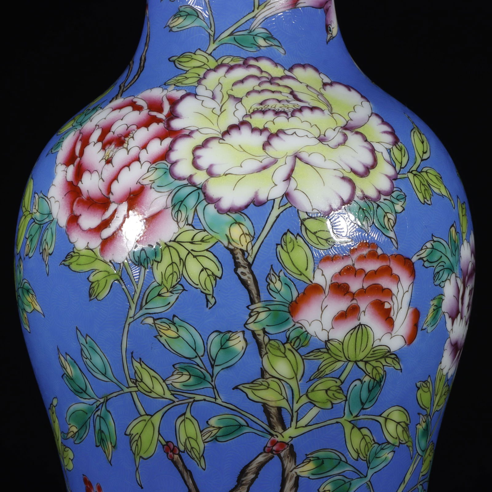 An Exquisite Enamel Flower and Bird Pattern Vase - 3