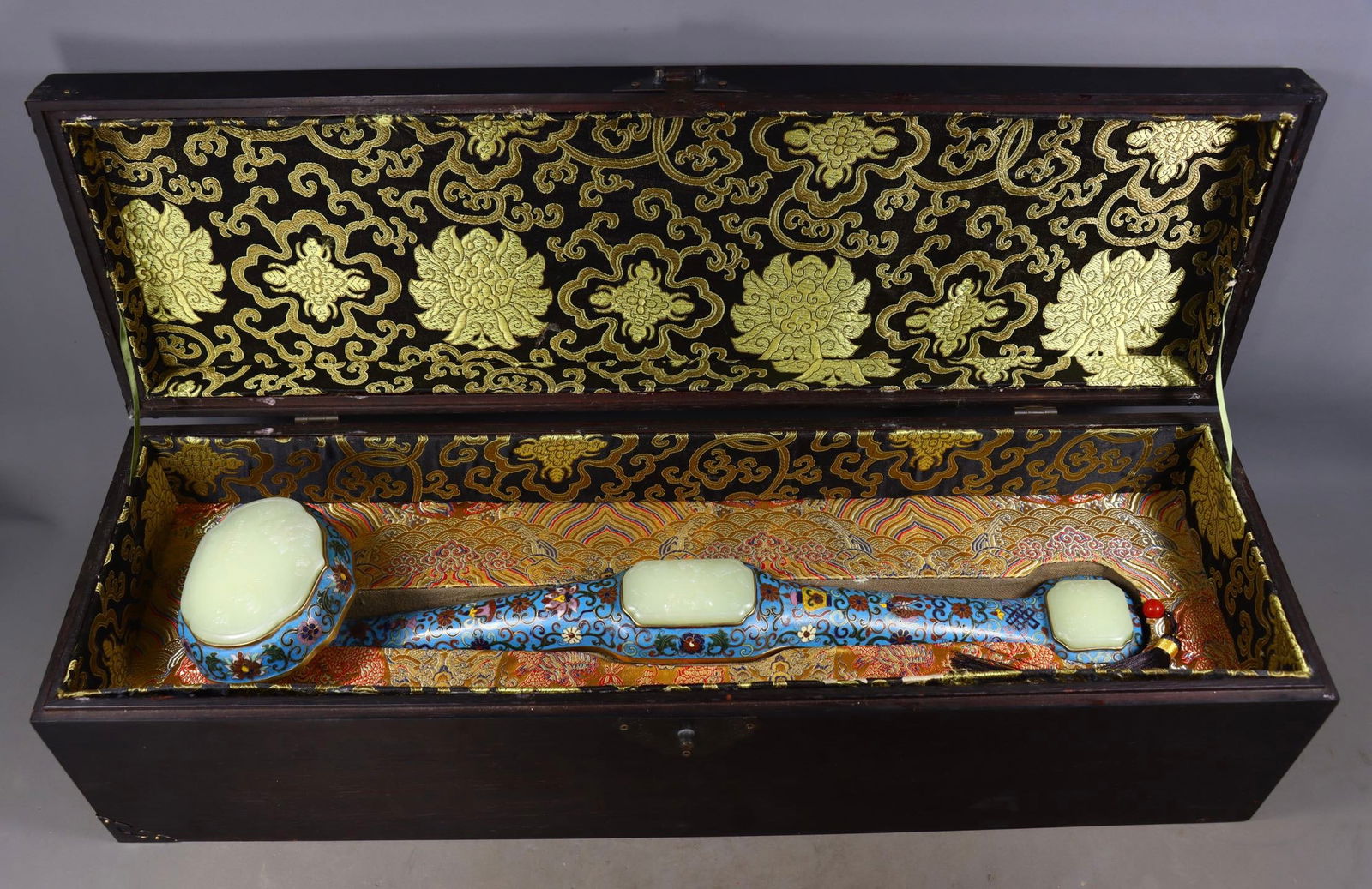 An Exquisite Cloisonne Inlaid White Jade Lotus Pattern Landscape Pattern Ruyi: An Exquisite Cloisonne Inlaid White Jade Lotus Pattern Landscape Pattern Ruyi Qing Dynasty, China Qianlong Six-character Mark Size:10cmx54cmx11.5cm Weight:1510g (The Dimensions Of All Batches Are
