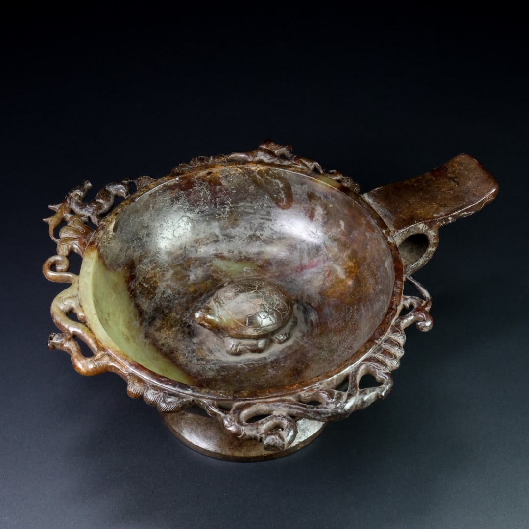 An Exquisite White Jade Auspicious Beast Pattern Cup: An Exquisite White Jade Auspicious Beast Pattern Cup Han Dynasty, China Size:10.3cmx27cmx22.5cm Weight:1.34kg (The Dimensions Of All Batches Are Manually Measured.If You Need More Detailed Information