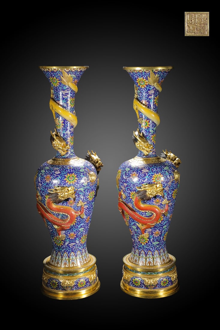 A Pair of Exquisite Cloisonne Lotus Pattern Dragon Pattern Vase: A Pair of Exquisite Cloisonne Lotus Pattern Dragon Pattern Vase Qing Dynasty, China Qianlong Four-character Mark Size:92cmx33cm Weight:26.55kg (The Dimensions Of All Batches Are Manually