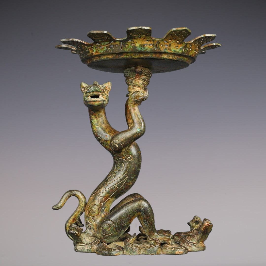 An Exquisite Bronze With Inscription Auspicious Beast-Shaped Candlestick: An Exquisite Bronze With Inscription Auspicious Beast-Shaped Candlestick Han Dynasty, China Size:25cmx24cmx31cm Weight:4250g (The Dimensions Of All Batches Are Manually Measured.If You Need More