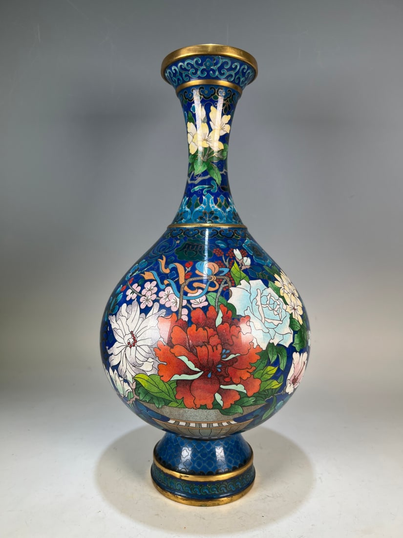 An Exquisite Cloisonne Flower Pattern Vase: An Exquisite Cloisonne Flower Pattern Vase Qing Dynasty, China Size:38.5cmx16cm Weight:1514g (The Dimensions Of All Batches Are Manually Measured.If You Need More Detailed Information, Please Contact