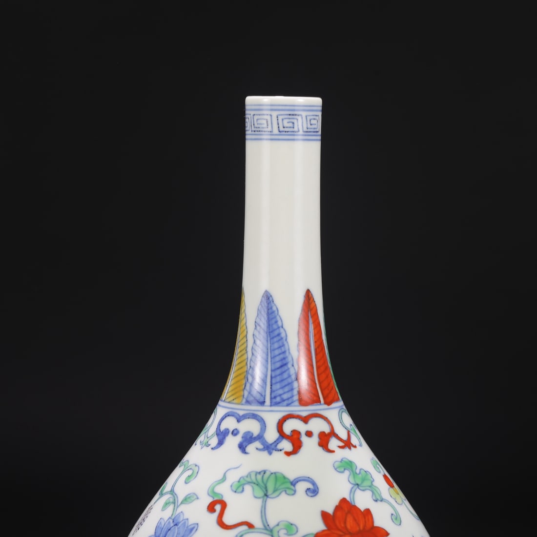 An Exquisite Doucai Lotus Pattern Vase - 3