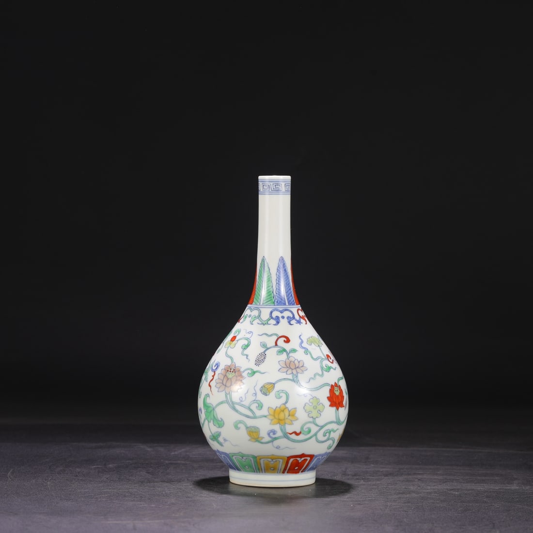 An Exquisite Doucai Lotus Pattern Vase - 5