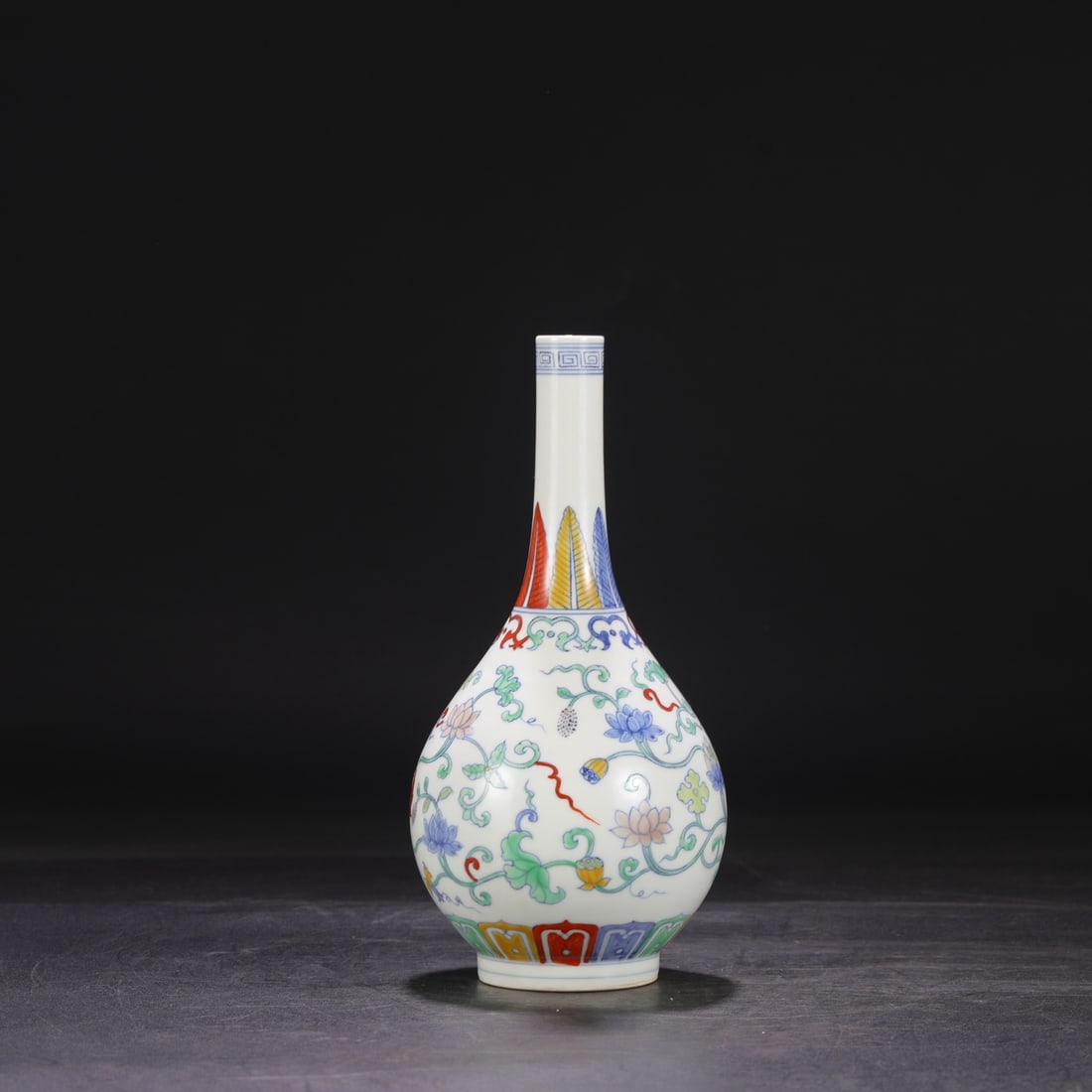 An Exquisite Doucai Lotus Pattern Vase - 6