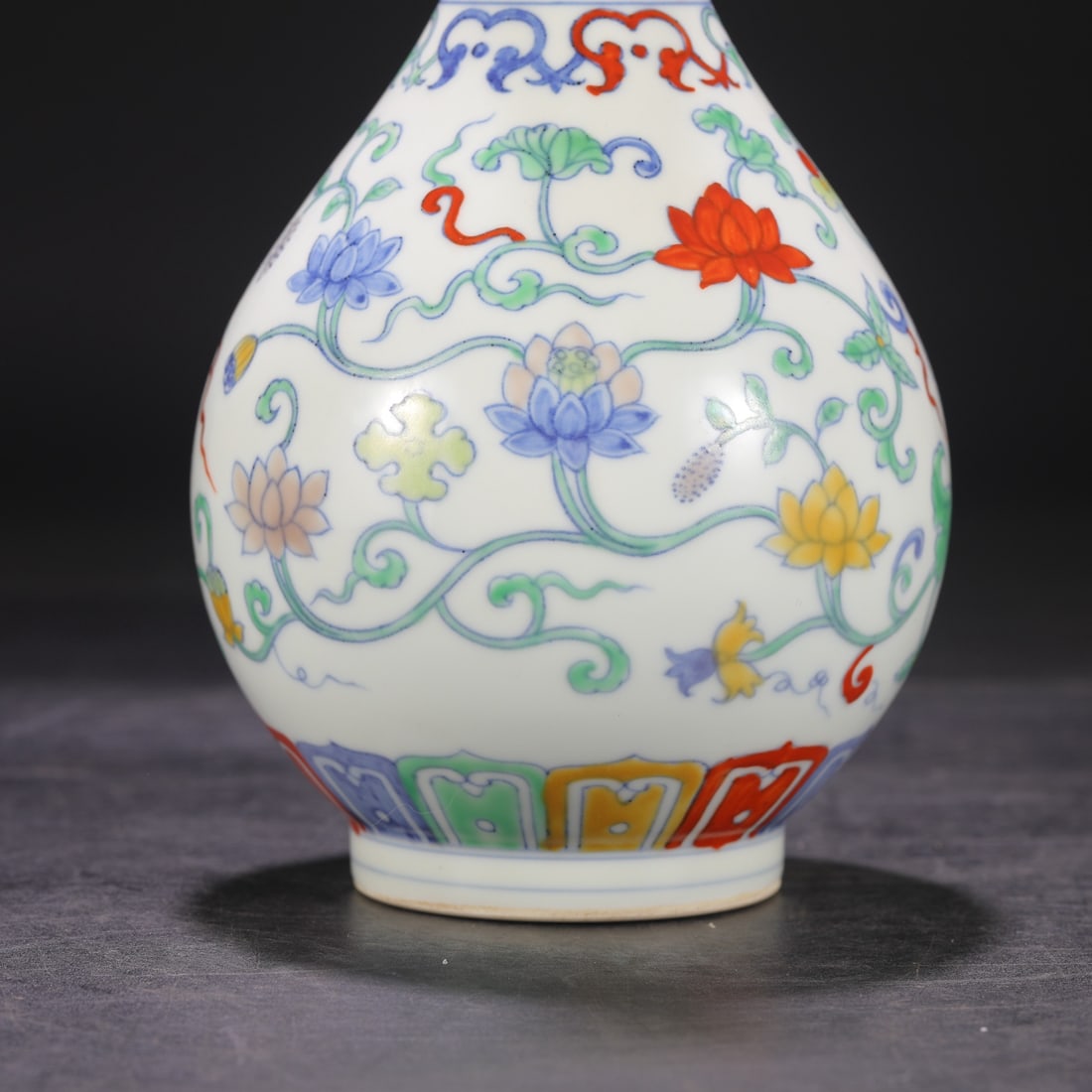 An Exquisite Doucai Lotus Pattern Vase - 9
