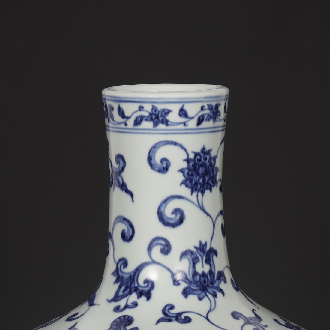 An Exquisite Blue and White Lotus Pattern Dragon Pattern Vase - 2