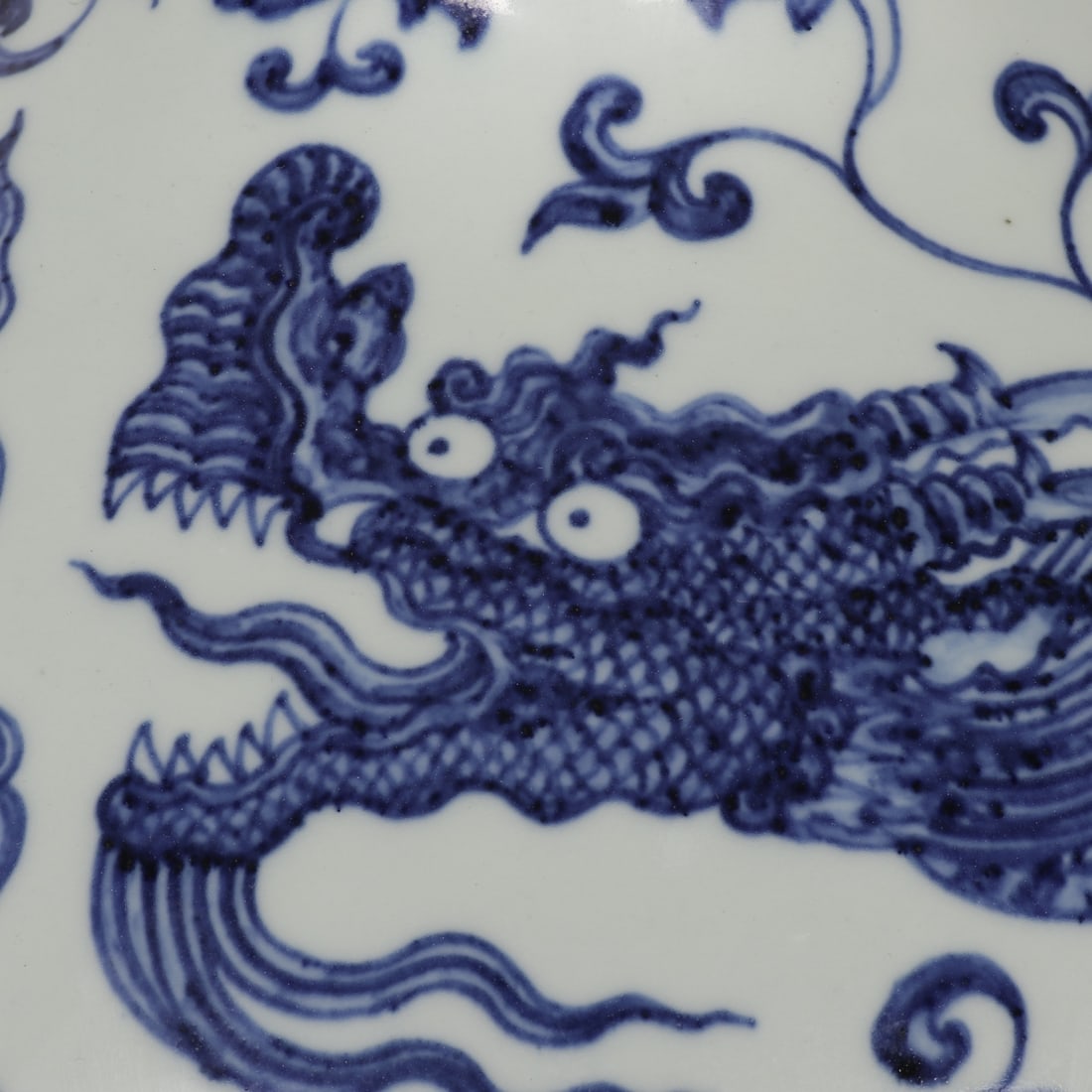 An Exquisite Blue and White Lotus Pattern Dragon Pattern Vase - 4