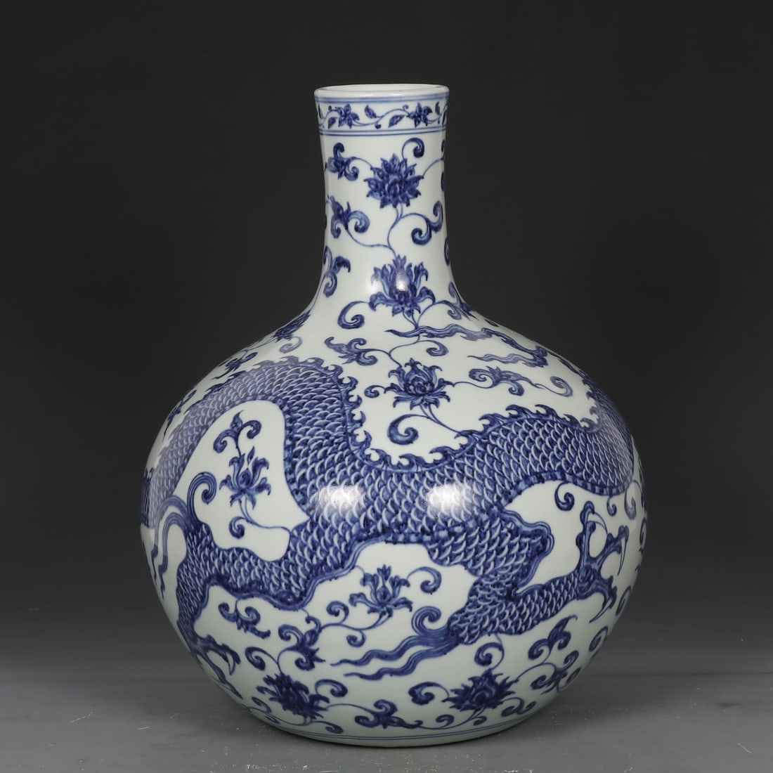 An Exquisite Blue and White Lotus Pattern Dragon Pattern Vase - 5
