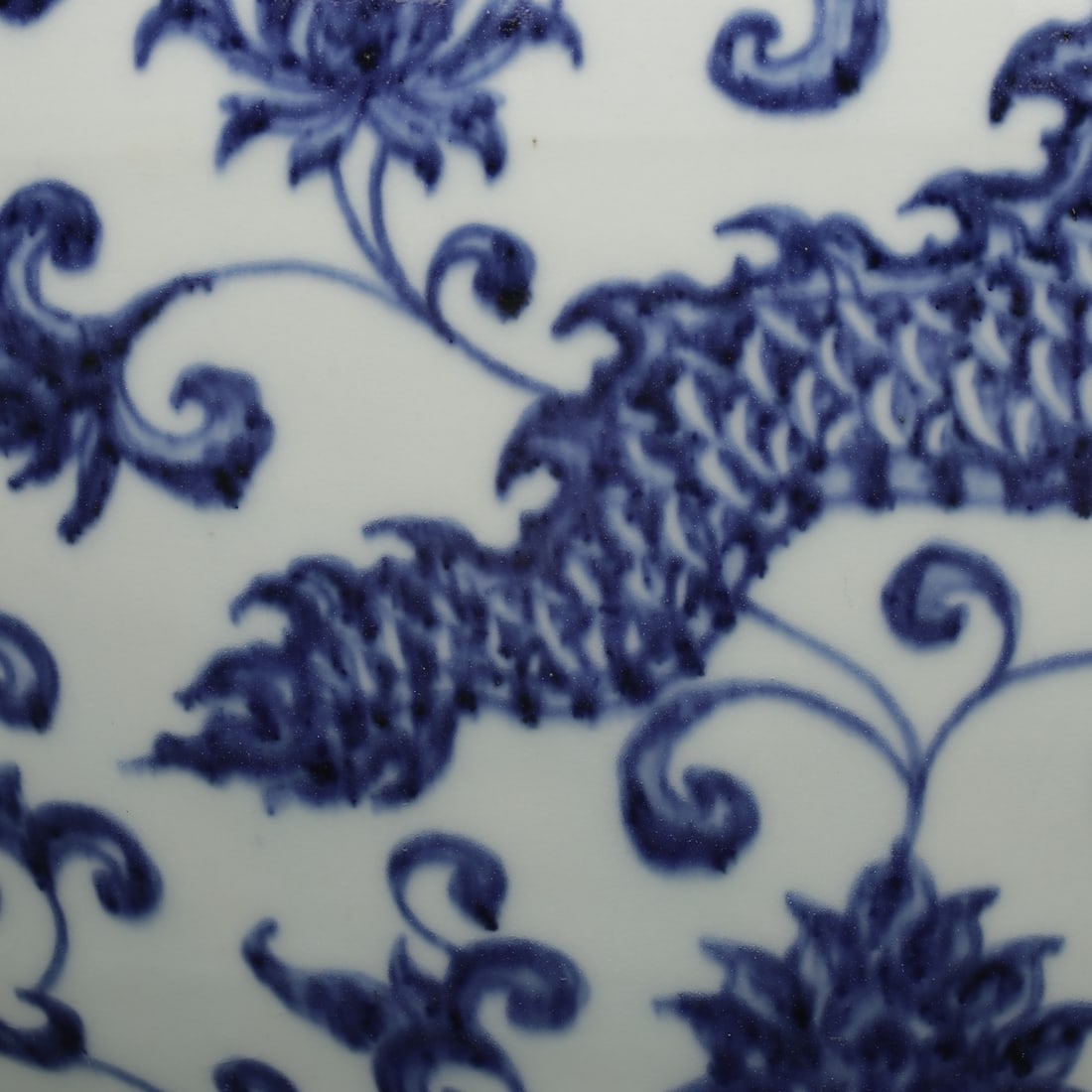 An Exquisite Blue and White Lotus Pattern Dragon Pattern Vase - 7