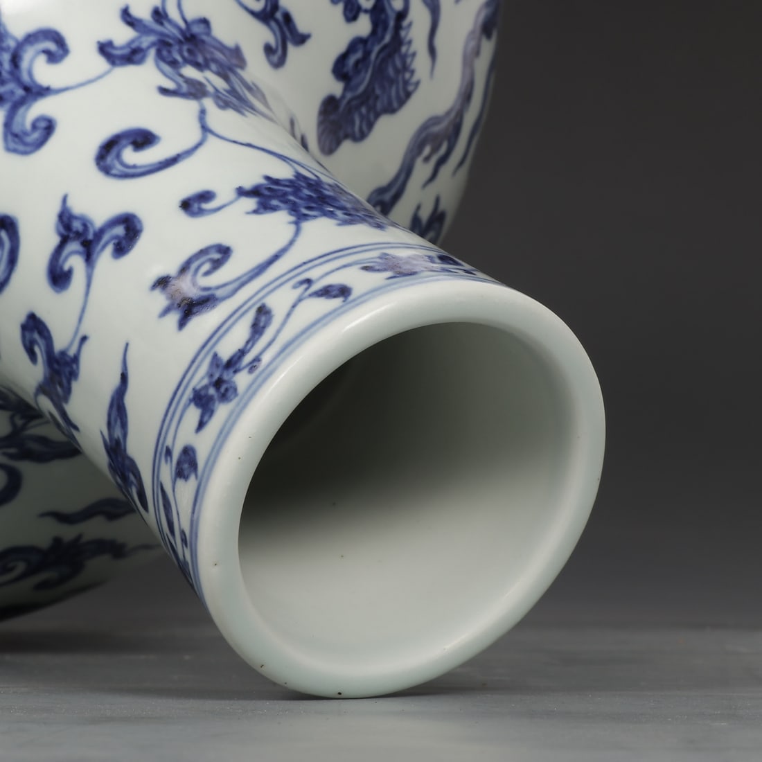 An Exquisite Blue and White Lotus Pattern Dragon Pattern Vase - 8