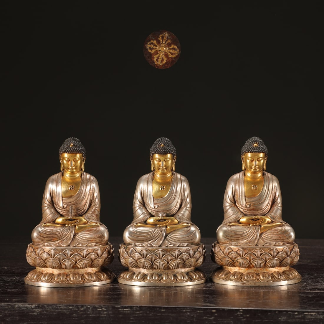 A Set of Fine Gilt Bronze Buddha Statue: A Set of Fine Gilt Bronze Buddha Statue Ming Dynasty, China Size:8.9cmx5.6cm Weight:300g (The Dimensions Of All Batches Are Manually Measured.If You Need More Detailed Information, Please Contact
