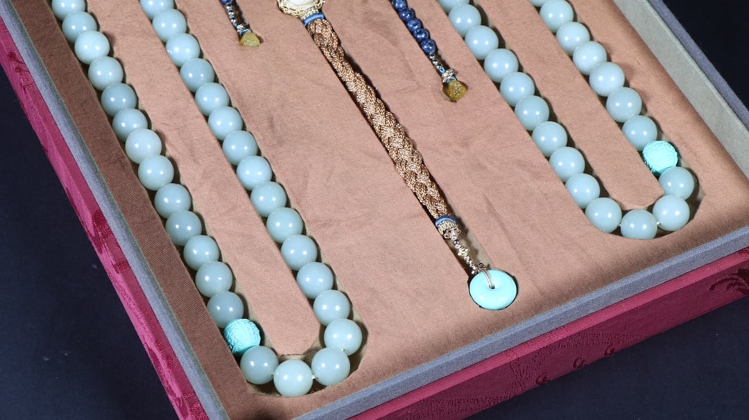 An Exquisite White Jade Round beads - 3