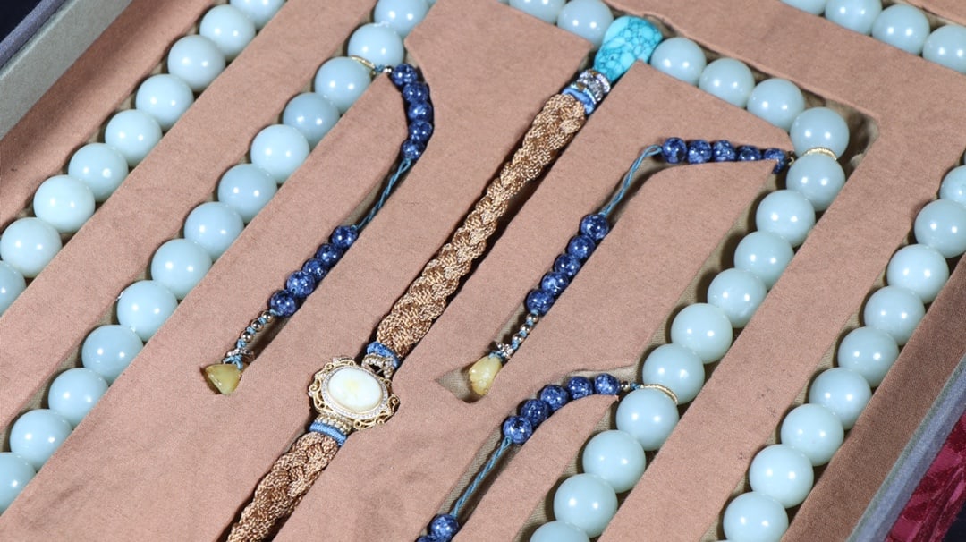 An Exquisite White Jade Round beads - 4