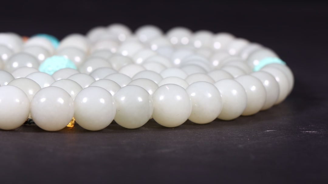 An Exquisite White Jade Round beads - 8
