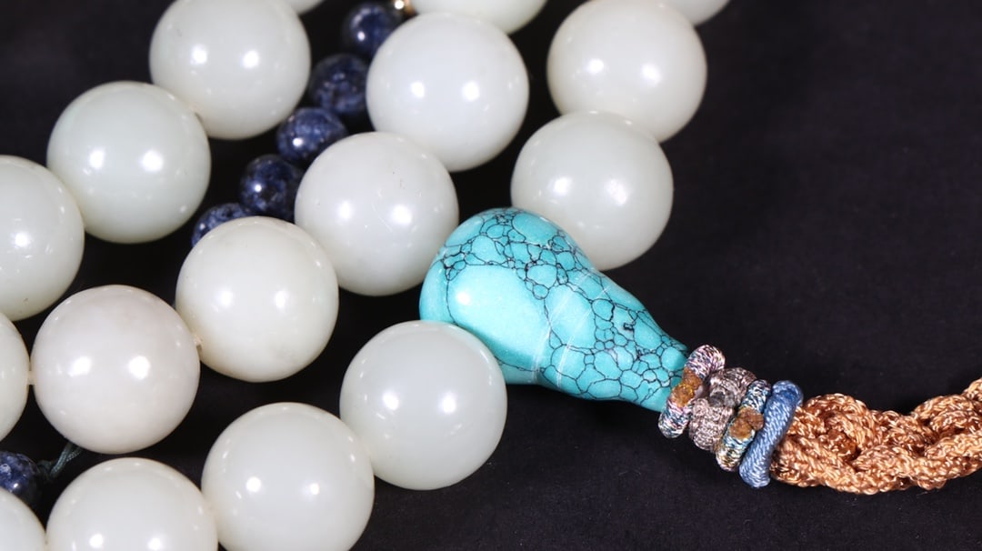 An Exquisite White Jade Round beads - 9