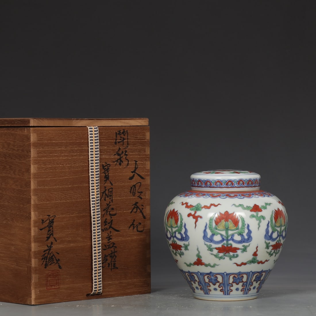 An Exquisite Doucai Flower Pattern Jar: An Exquisite Doucai Flower Pattern Jar Ming Dynasty, China Chenghua Six-character Mark Size:14.5cmx13.5cm (The Dimensions Of All Batches Are Manually Measured.If You Need More Detailed Information,