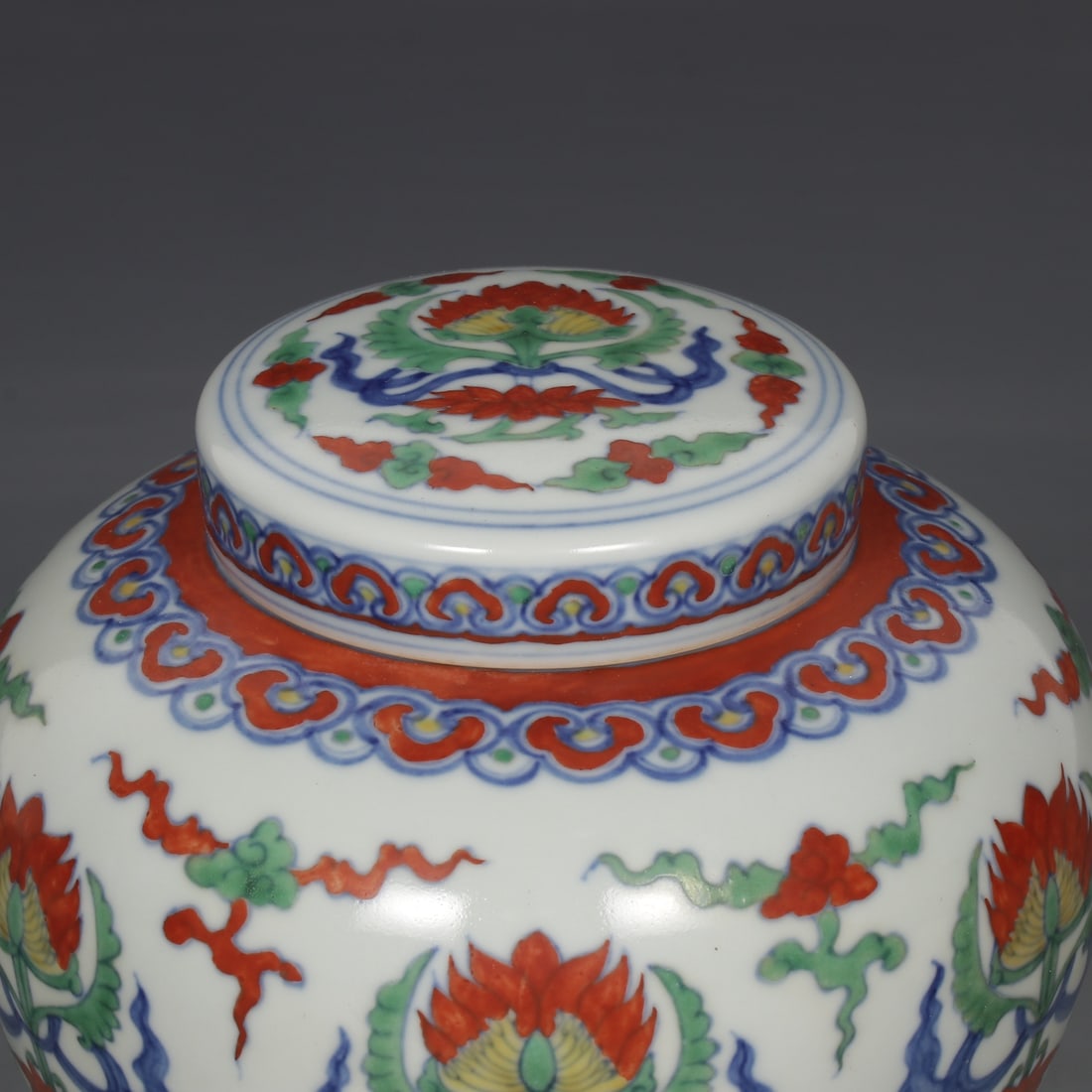 An Exquisite Doucai Flower Pattern Jar - 3