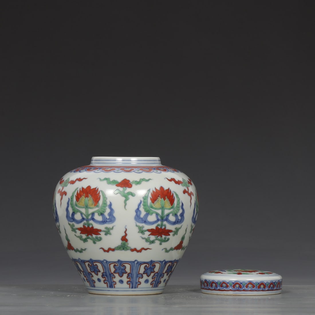 An Exquisite Doucai Flower Pattern Jar - 5