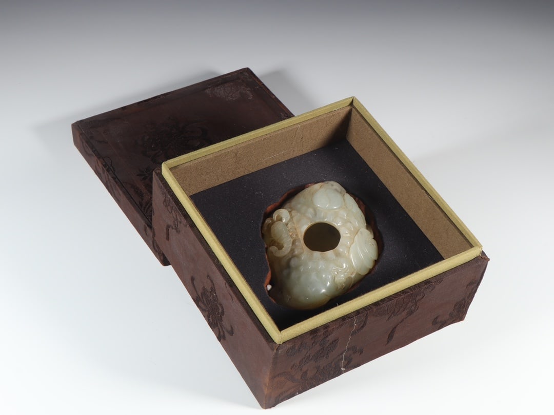 An Exquisite White Jade Water Pot: An Exquisite White Jade Water Pot Qing Dynasty, China Size:10.4cmx7.5cmx4.5cm Weight:330g (The Dimensions Of All Batches Are Manually Measured.If You Need More Detailed Information, Please Contact Our