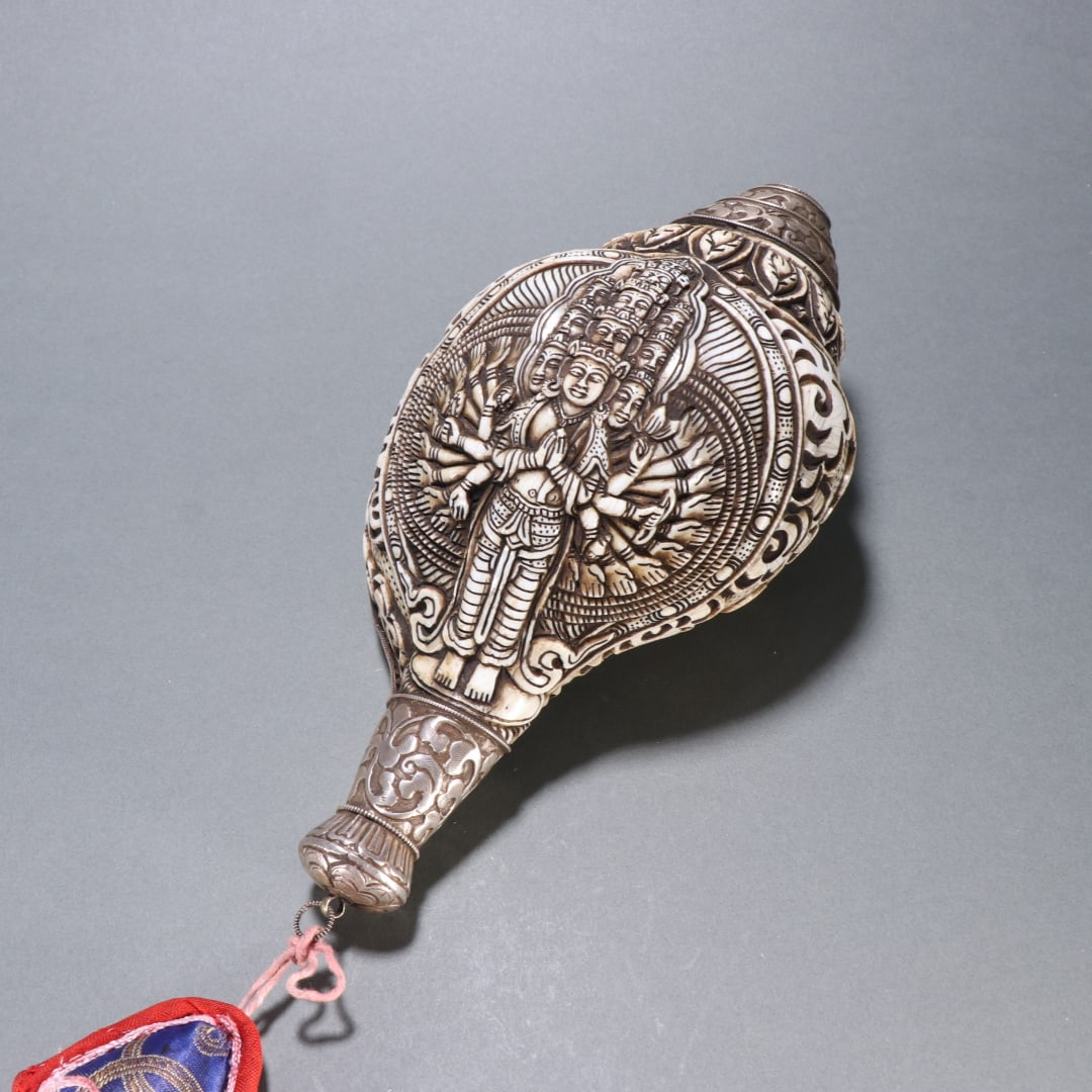 An Exquisite Silver Statue of Thousand-hand Guanyin Pattern Ornament: An Exquisite Silver Statue of Thousand-hand Guanyin Pattern Ornament Qing Dynasty, China Size:24×13cm Weight:1253.3g (The Dimensions Of All Batches Are Manually Measured.If You Need More Detailed