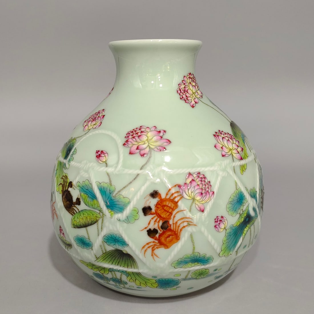 An Exquisite Celadon Glazed Flower Pattern Crab Pattern Vase: An Exquisite Celadon Glazed Flower Pattern Crab Pattern Vase Qing Dynasty, China Yongzheng Six-character Mark Size:19cmx18cm (The Dimensions Of All Batches Are Manually Measured.If You Need More