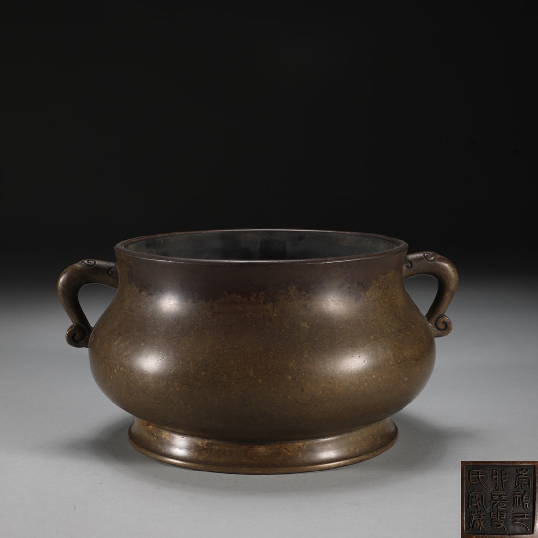 An Exquisite Bronze Double-Ears Censer: An Exquisite Bronze Double-Ears Censer Ming Dynasty, China Size:9.9cmx18.3cmm Weight:2300g (The Dimensions Of All Batches Are Manually Measured.If You Need More Detailed Information, Please Contact Ou
