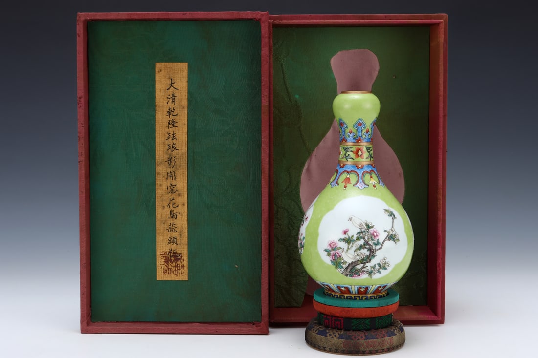 An Exquisite Enamel Flower and Bird Pattern Vase: An Exquisite Enamel Flower and Bird Pattern Vase Qing Dynasty, China Qianlong Four-character Mark Size:18.3cmx10cm (The Dimensions Of All Batches Are Manually Measured.If You Need More Detailed Inform