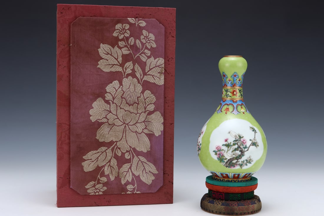An Exquisite Enamel Flower and Bird Pattern Vase - 2