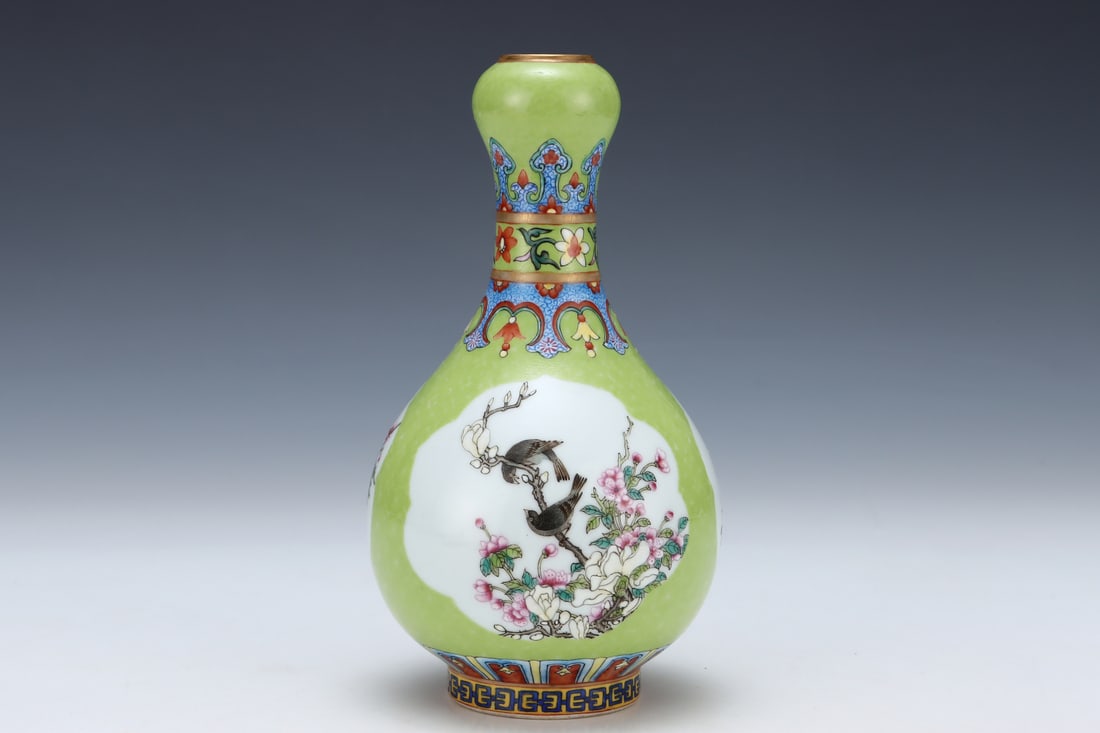 An Exquisite Enamel Flower and Bird Pattern Vase - 3