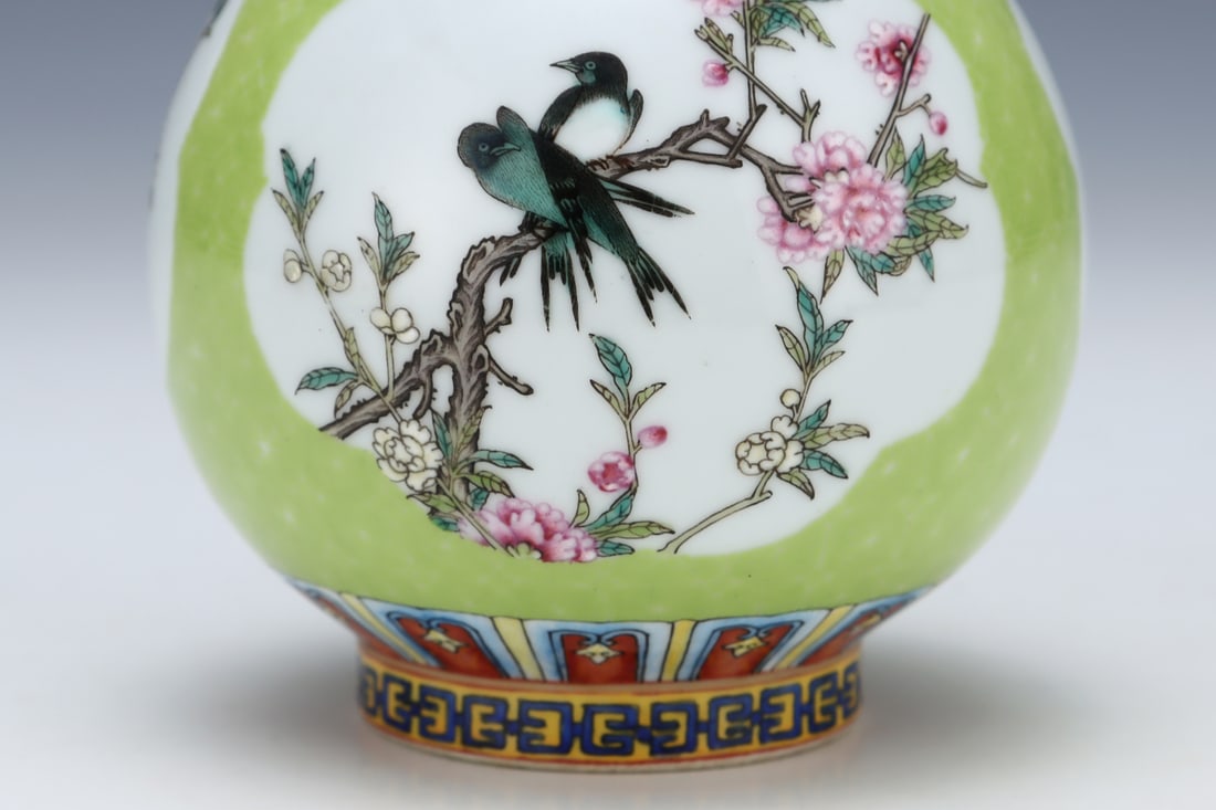 An Exquisite Enamel Flower and Bird Pattern Vase - 6