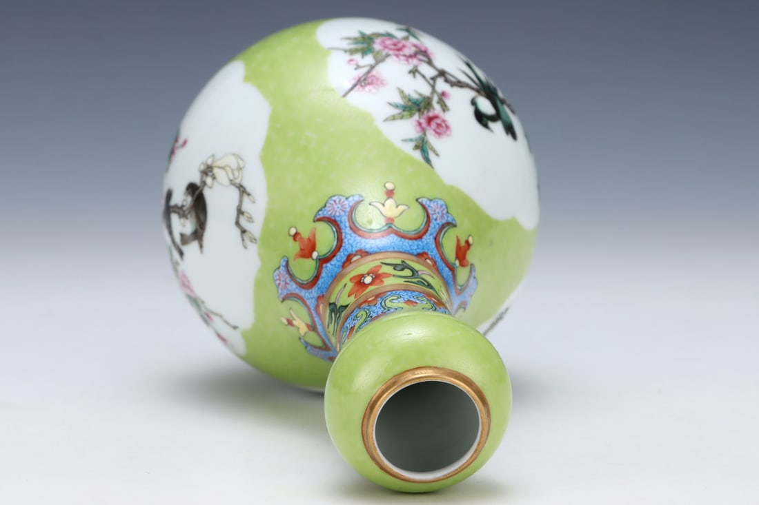 An Exquisite Enamel Flower and Bird Pattern Vase - 7