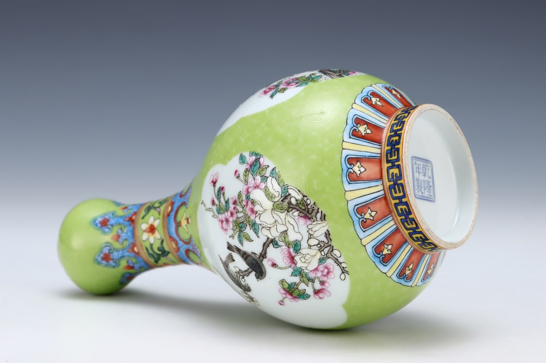 An Exquisite Enamel Flower and Bird Pattern Vase - 8