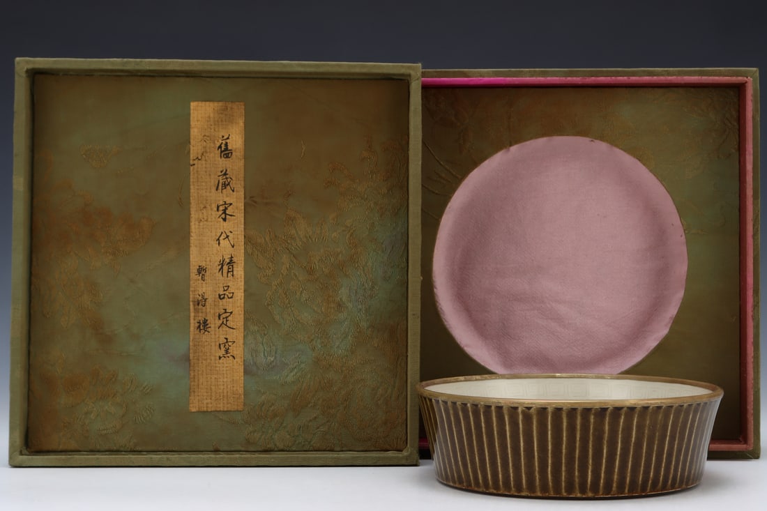 An Exquisite Ding yao Flower Pattern Brush Washer: An Exquisite Ding yao Flower Pattern Brush Washer Song Dynasty, China Size:5cmx16cm (The Dimensions Of All Batches Are Manually Measured.If You Need More Detailed Information, Please Contact Our