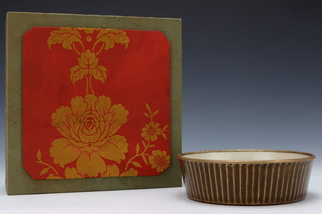 An Exquisite Ding yao Flower Pattern Brush Washer - 2