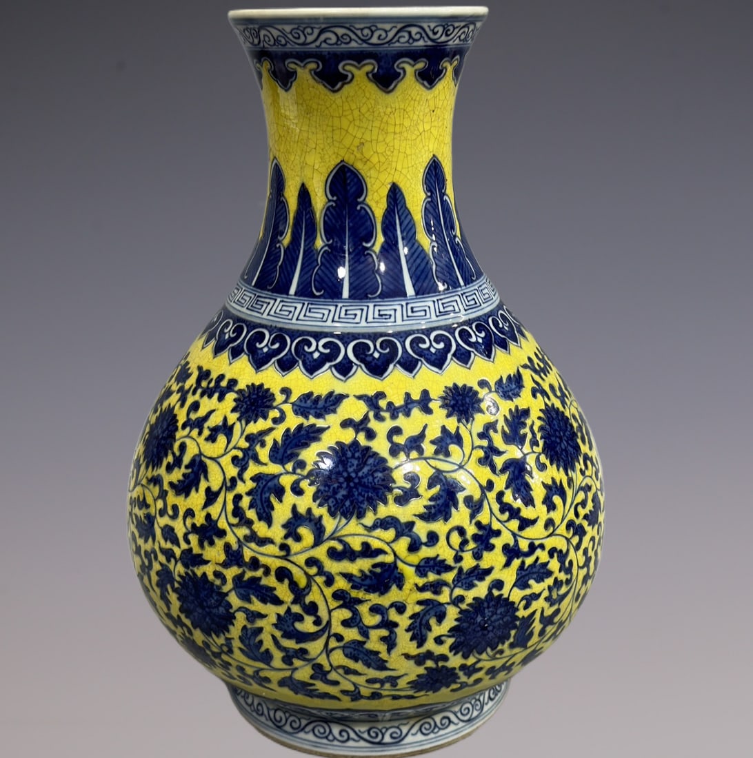 An Exquisite Blue and White Lotus Pattern Vase: An Exquisite Blue and White Lotus Pattern Vase Qing Dynasty, China Qianlong Six-character Mark Size:32.5cm (The Dimensions Of All Batches Are Manually Measured.If You Need More Detailed