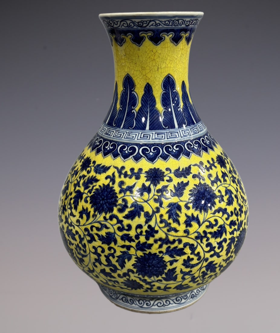 An Exquisite Blue and White Lotus Pattern Vase - 3