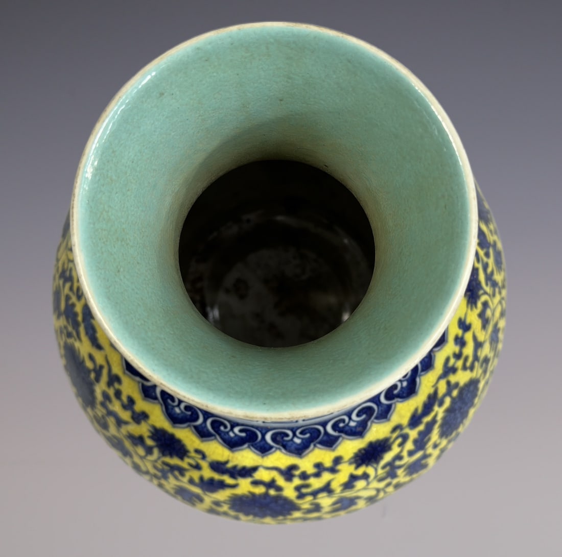 An Exquisite Blue and White Lotus Pattern Vase - 8