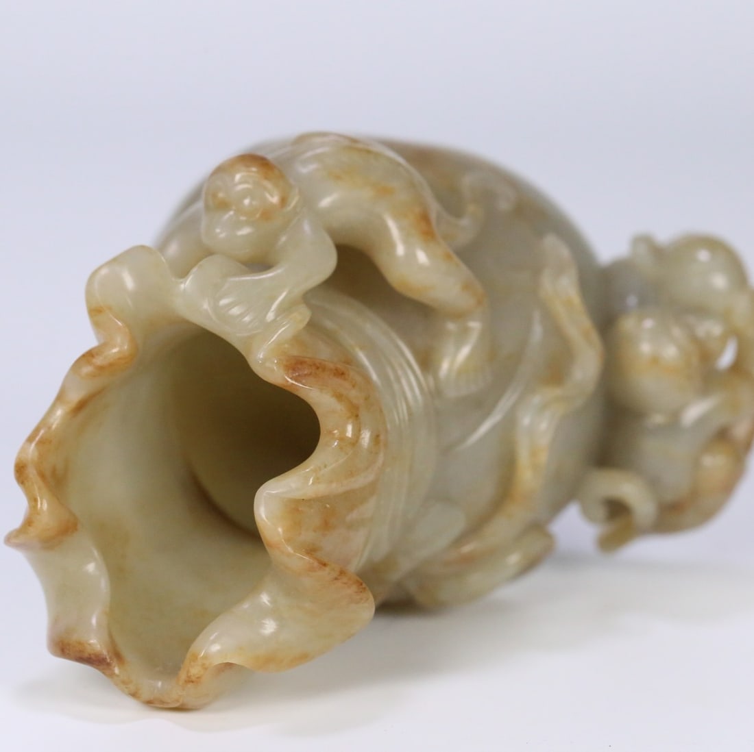 An Exquisite White Jade Monkey Pattern Ornament - 7