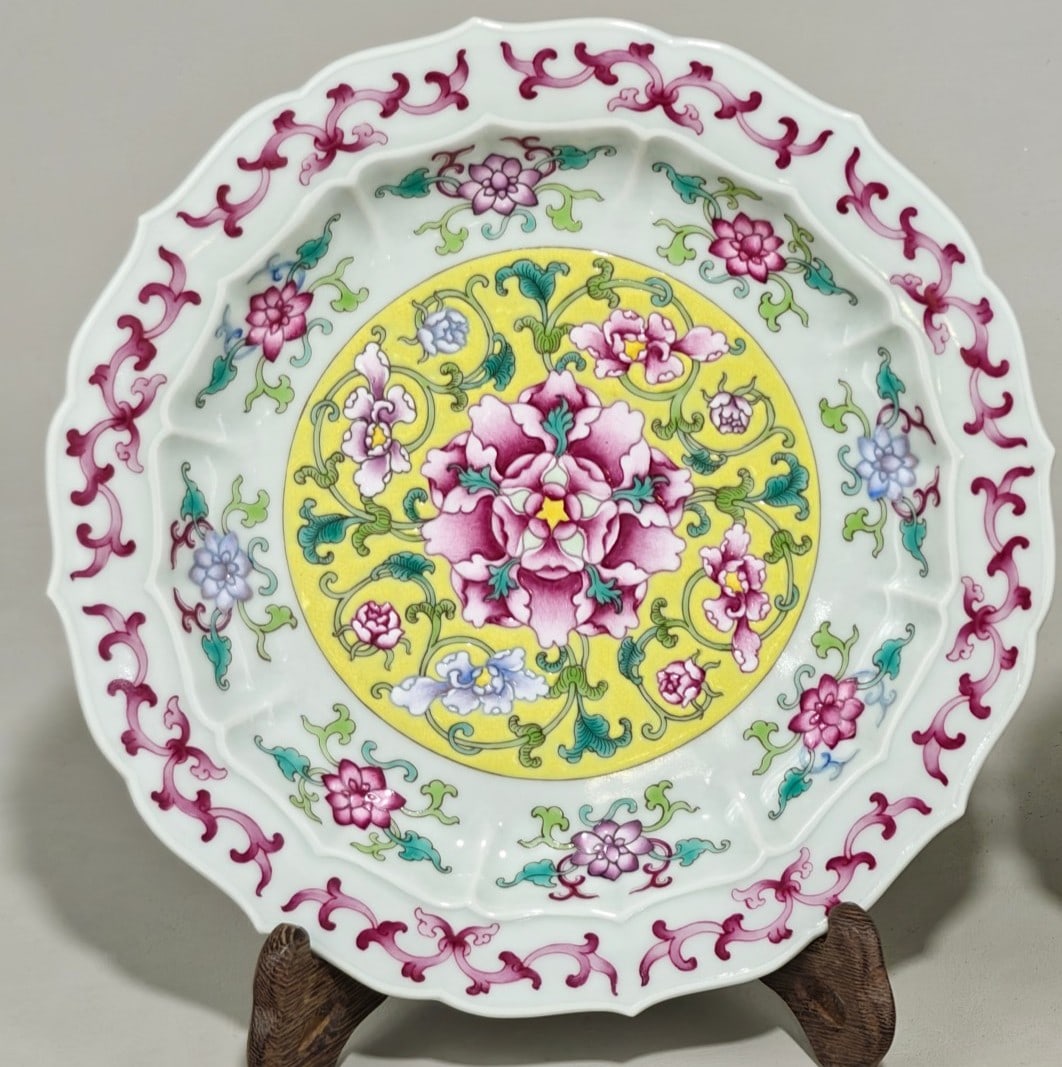An Exquisite Famille-Rose Lotus Pattern Flower Pattern Plate: An Exquisite Famille-Rose Lotus Pattern Flower Pattern Plate Qing Dynasty, China Kangxi Four-character Mark Size:2.5cmx20cm (The Dimensions Of All Batches Are Manually Measured.If You Need More