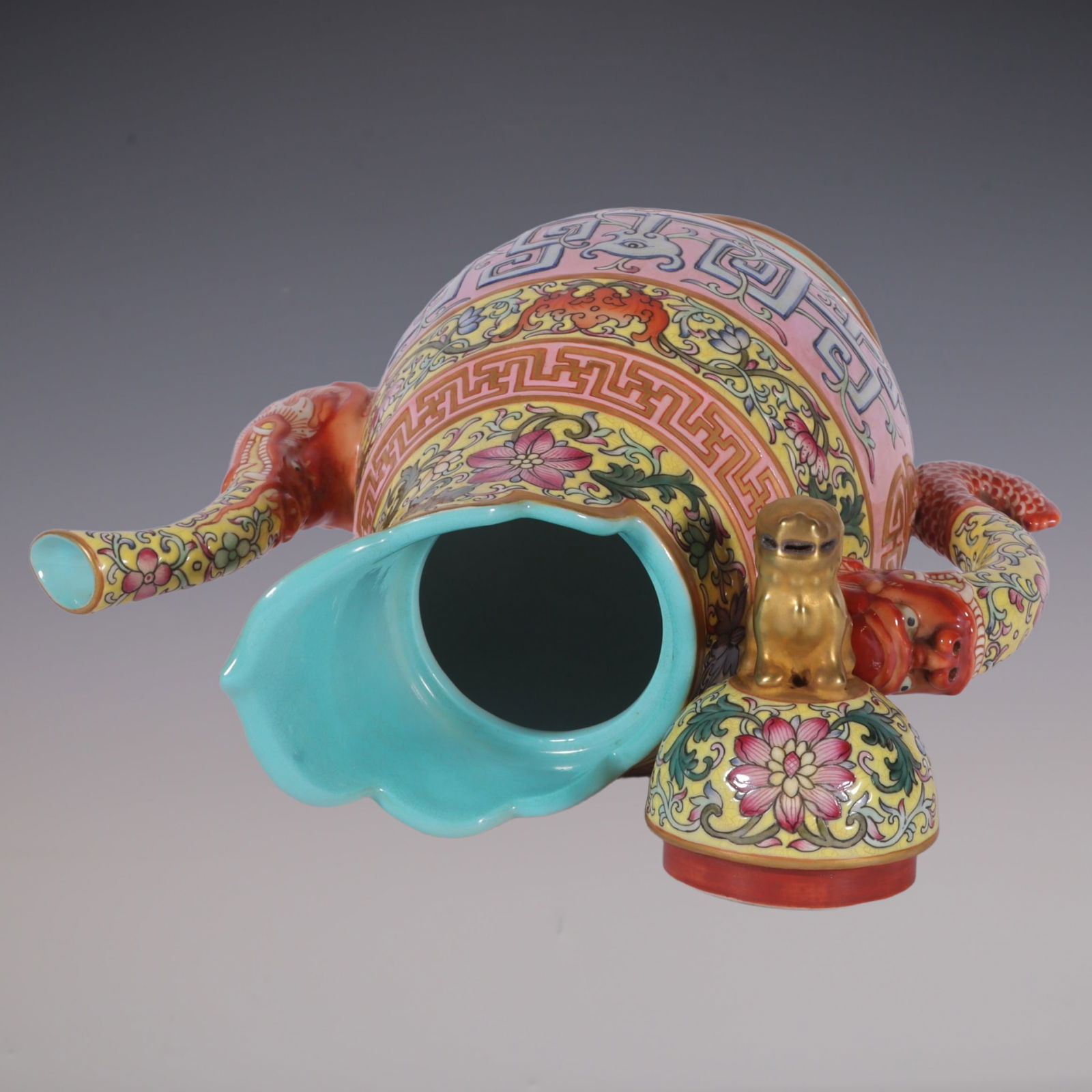 An Exquisite Enamel Lotus Pattern Ewer - 7