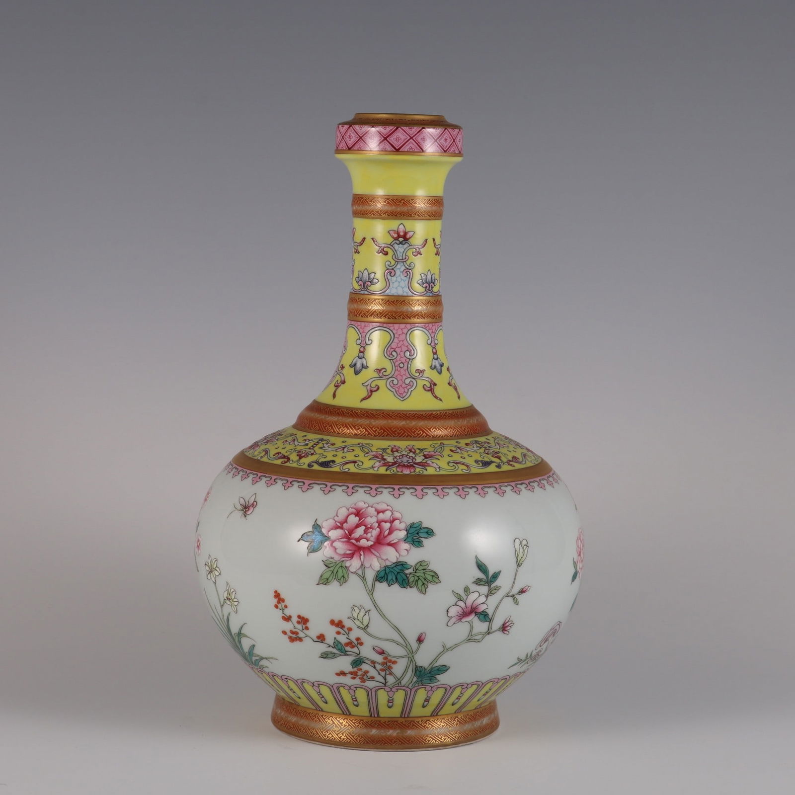 An Exquisite Enamel Painted Gold Flower and Butterfly Pattern Lotus Pattern Vase: An Exquisite Enamel Painted Gold Flower and Butterfly Pattern Lotus Pattern Vase Qing Dynasty, China Qianlong Six-character Mark Size:30.5cmx18.5cm (The Dimensions Of All Batches Are Manually